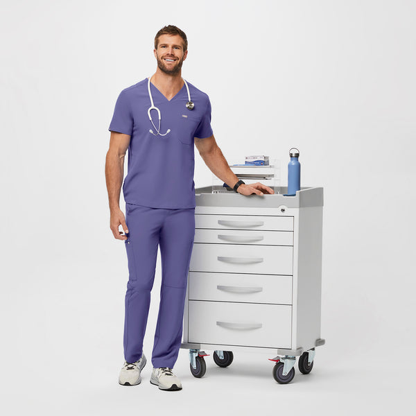 men's Wayfarer Chisec - Three-Pocket Scrub Top™